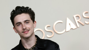 Timoth&eacute;e Chalamet se prend les pieds dans le tapis des Oscars
