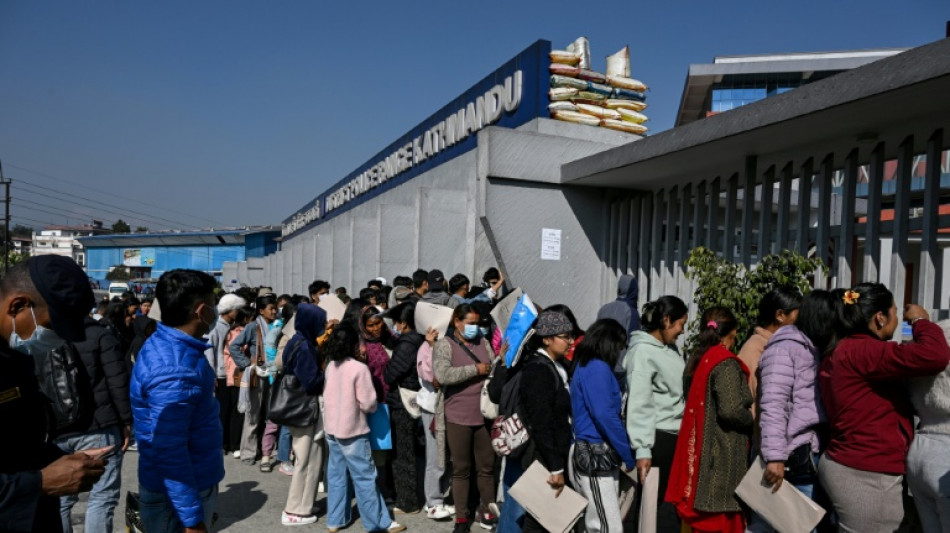 Au N&eacute;pal, les jeunes au ch&ocirc;mage se pressent pour obtenir un emploi de policier, m&ecirc;me temporaire 
