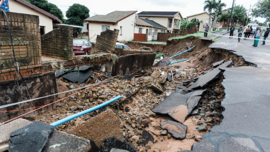 Afrique du Sud: repousser la boue, ramasser les décombres après les inondations
