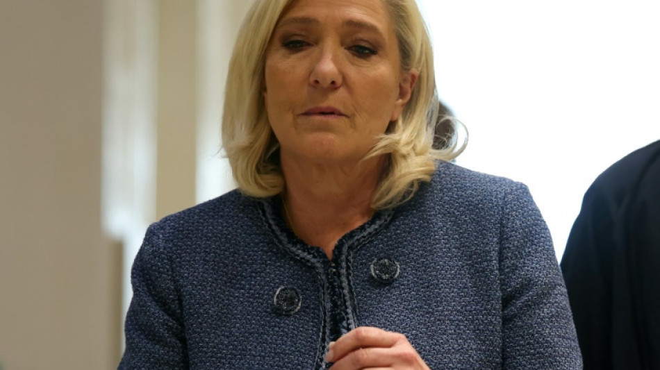 La justicia francesa considera a ultraderechista Le Pen culpable de malversación de fondos públicos
