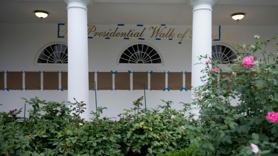 Trump cuelga una foto de una máquina de firmar automática en lugar de Biden en la Casa Blanca