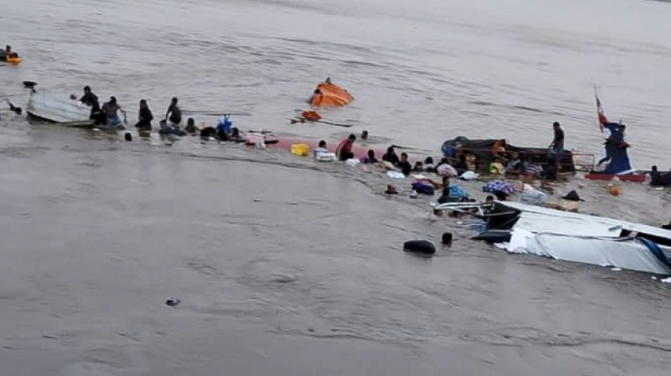 Intensa b&uacute;squeda de 30 desaparecidos tras un alud de tierra con 12 muertos en un puerto de Per&uacute;
