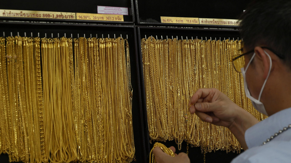 Prezzo dell'oro in lieve rialzo a 2.325 dollari l'oncia