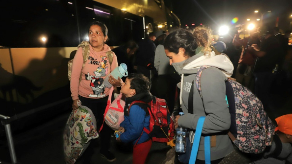 Un avi&oacute;n con migrantes varados en la frontera chilena-peruana despega hacia Venezuela