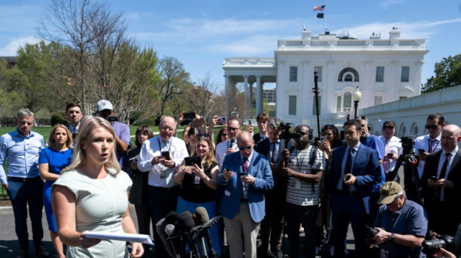 La Casa Blanca evalúa tomar el control sobre quién se sienta en su sala de prensa