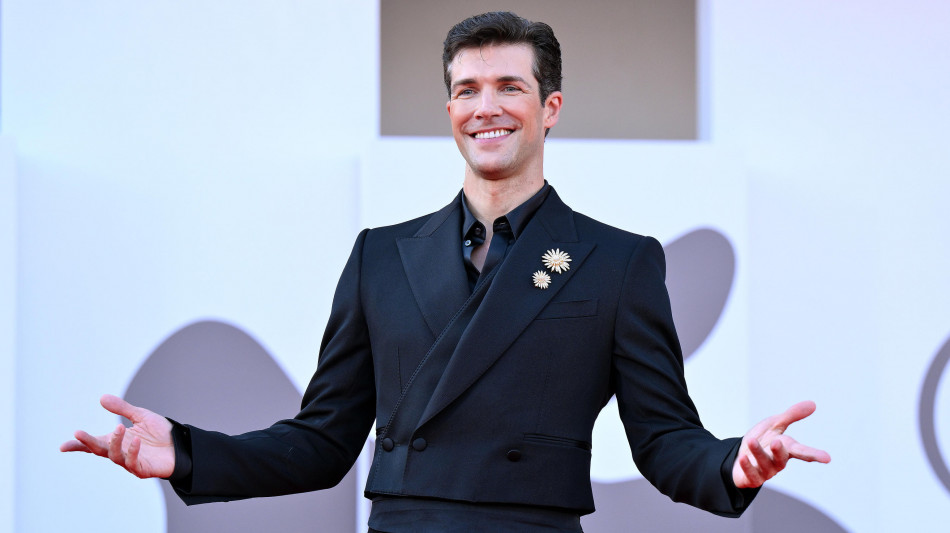 La danza di Roberto Bolle al tramonto sul mare tra le isole Li Galli