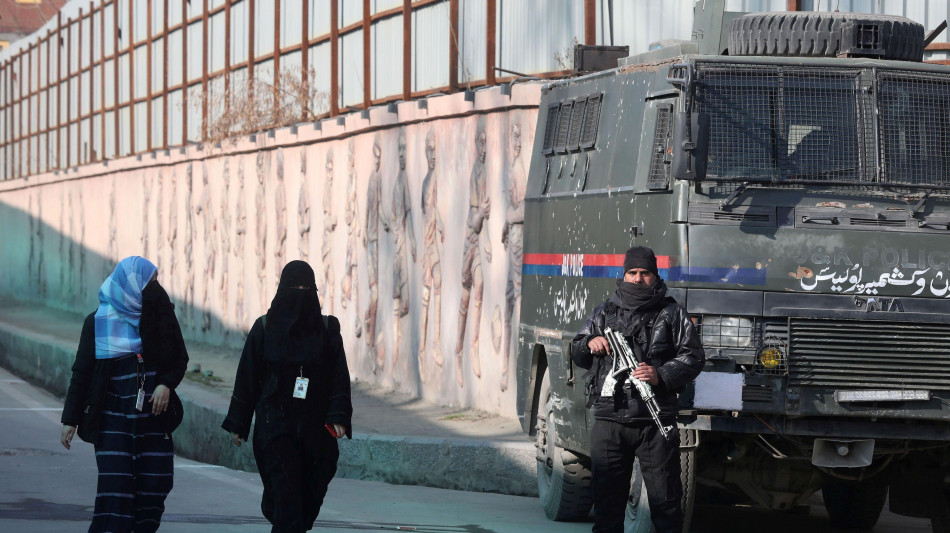 Uomini armati attaccano turisti in Kashmir, '24 morti'