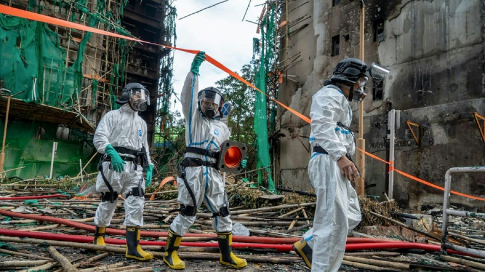 Número de mortos de incêndio em Hong Kong sobe para 159 após inspeção de todas as torres