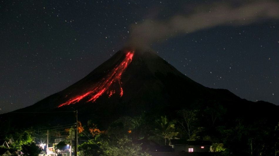 Un volc&aacute;n entra en erupci&oacute;n en el oeste de Indonesia