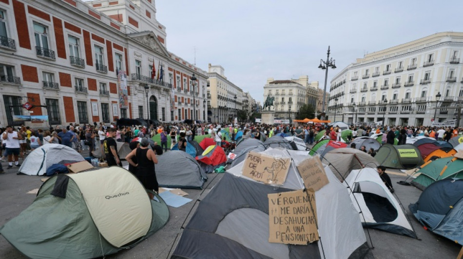 Manifestantes em Madri mant&ecirc;m press&atilde;o contra o governo diante da crise da moradia