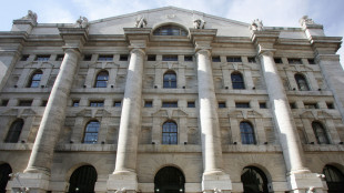 Borsa: Milano debole con l'Europa in attesa di novit&agrave; dal Golfo. Crolla Campari