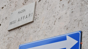 Borsa: Milano chiude in ribasso del 2,21%
