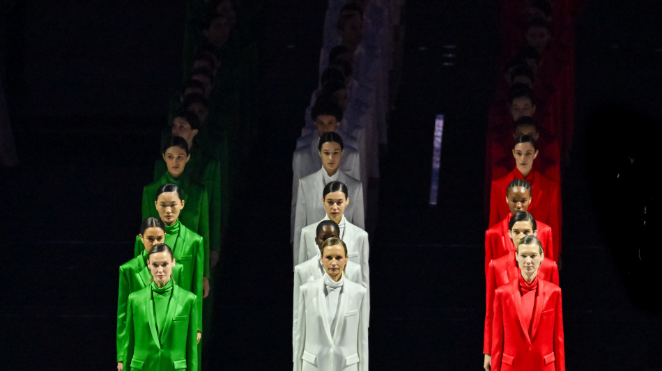 In vendita i tailleur pantalone rosso, bianco e verde di Armani per le Olimpiadi