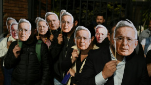 Ex-presidente Uribe se apresenta &agrave; justi&ccedil;a da Col&ocirc;mbia em in&eacute;dito processo penal