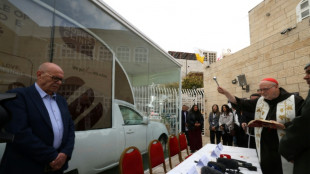 El papam&oacute;vil de Francisco, listo para ser desplegado como cl&iacute;nica para los ni&ntilde;os de Gaza