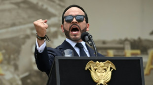 La Armada de Colombia da explicaciones por brindar con el presidente con ron de su marca