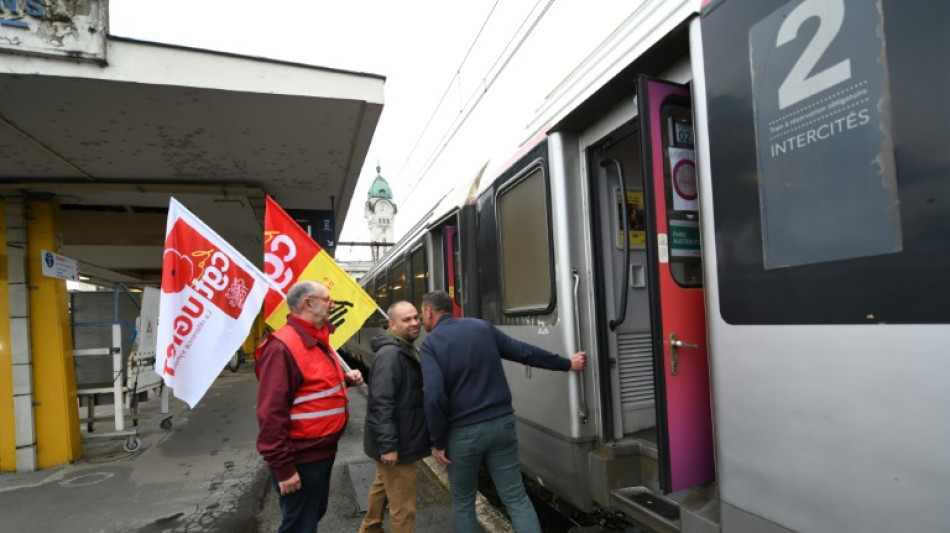 Elus et usagers des lignes SNCF "dégradées" repartent déçus de leur montée à Paris