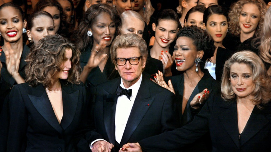 Une vingtaine de dessins de nus sign&eacute;s Yves Saint Laurent mis aux ench&egrave;res