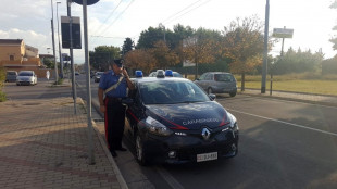 Donna precipita dal terzo piano e muore, non si esclude omicidio