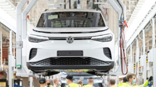 Automobile: les ventes d'électriques explosent, les matières premières inquiètent, selon un rapport