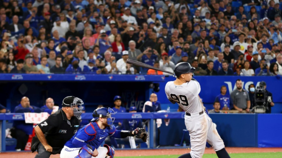 Judge blasts 61st homer to equal Maris record