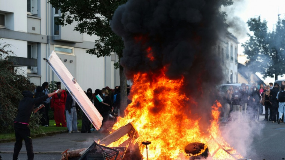 Protestos estudantis se espalham pela Fran&ccedil;a em meio a confrontos com a pol&iacute;cia