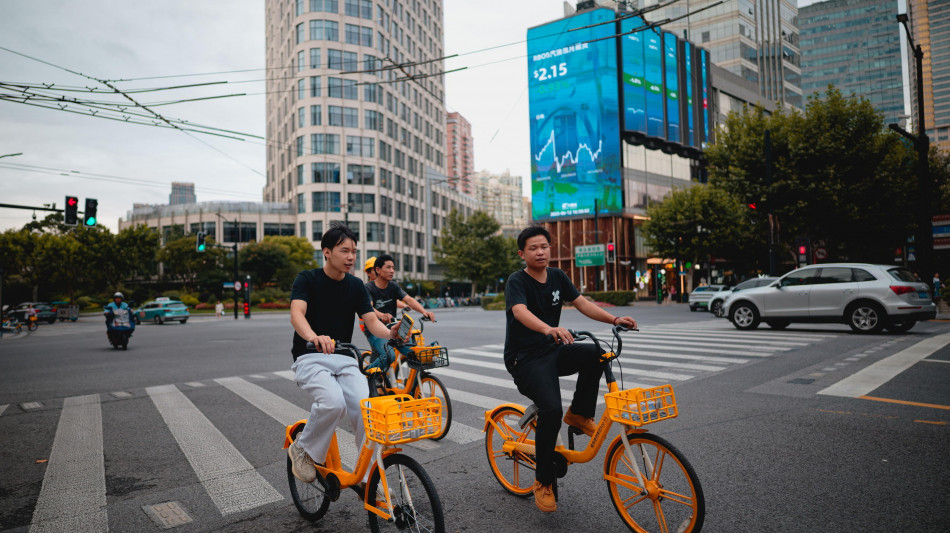 Borsa: Hong Kong parte di slancio, a +1,82%