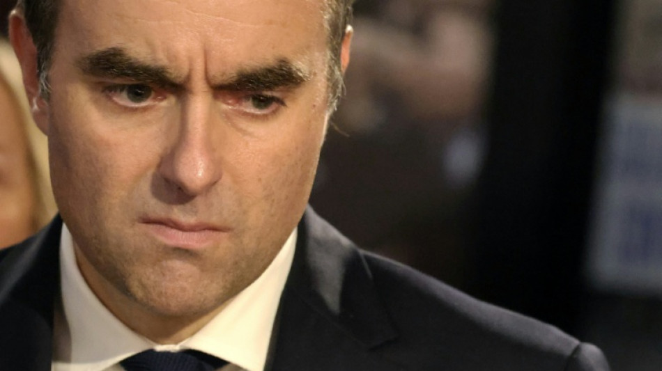 Lecornu voit s'éloigner une dissolution, le PS attend la suspension de la réforme des retraites