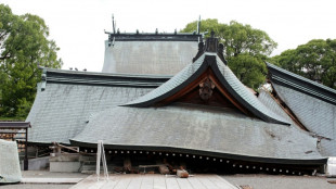 Equipes de emerg&ecirc;ncia procuram sobrevivientes ap&oacute;s terremoto que deixou 13 mortos no Jap&atilde;o