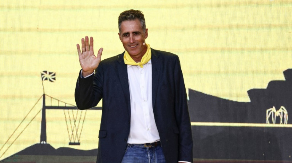 El exciclista espa&ntilde;ol Miguel Indur&aacute;in recupera la bicicleta que le robaron