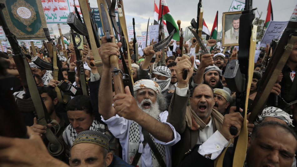 Houthi annunciano nuovi attacchi contro scali israeliani