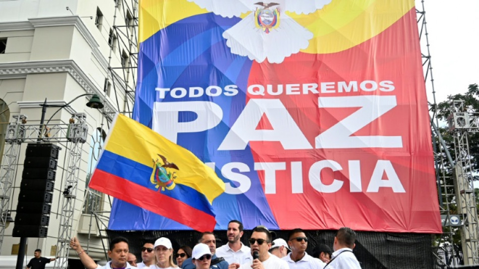 Noboa defiende con una marcha la consulta popular y los sindicatos protestan contra el gobierno de Ecuador