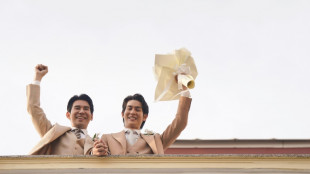 Centenas de casais LGBTQ+ celebram uni&atilde;o sob nova lei que autoriza o casamento homoafetivo na Tail&acirc;ndia