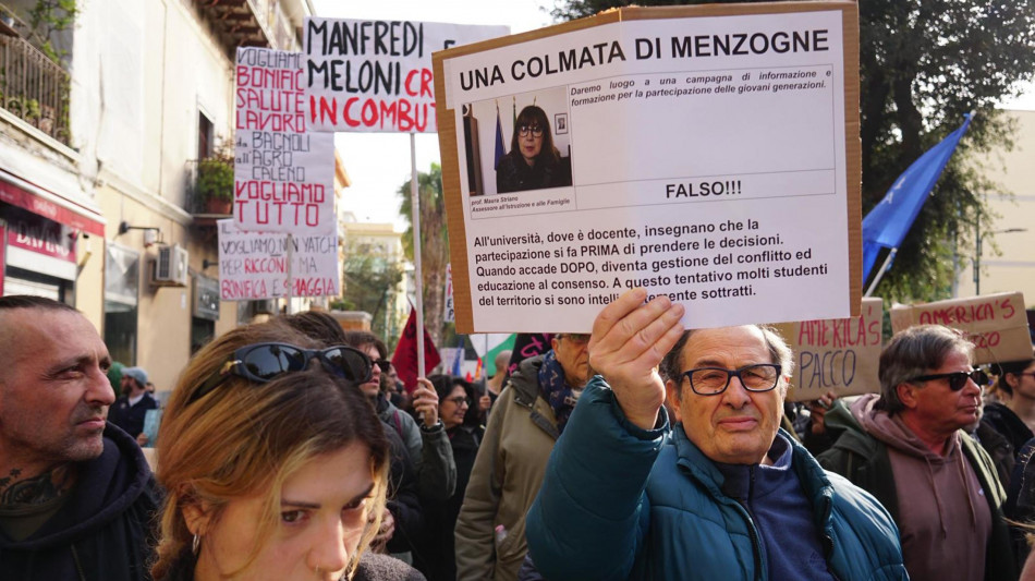 Scontri a Bagnoli per l'America's Cup, poliziotto ferito