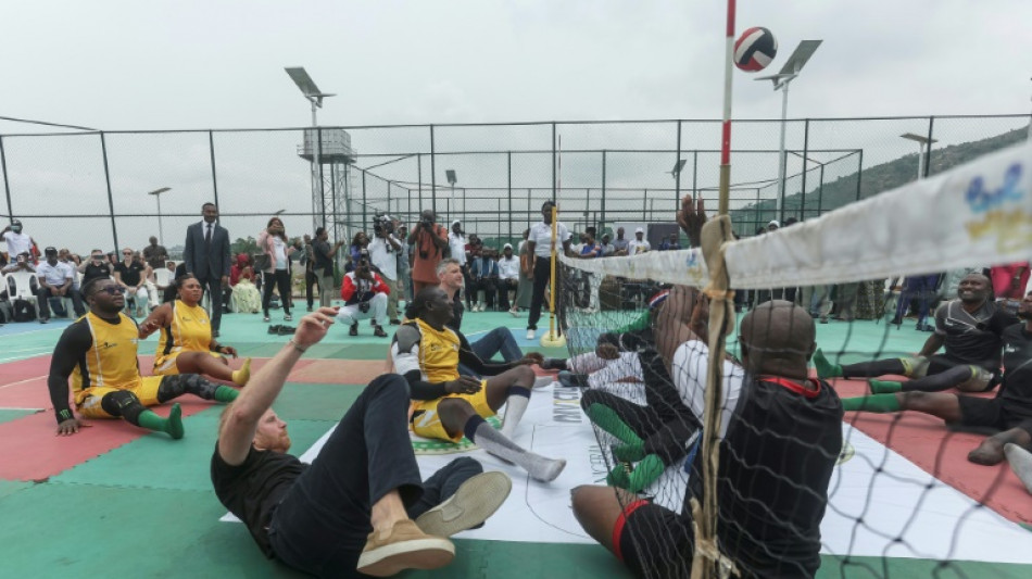 Nigeria: le prince Harry joue au volley-ball avec des vétérans lors de sa visite