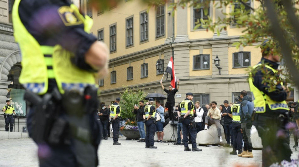 Dos hombres queman el Cor&aacute;n en protesta autorizada frente al parlamento sueco 