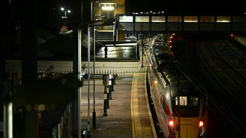 Reino Unido investiga ataque com faca que deixou 10 feridos em um trem