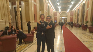 La foto-risposta di Magi e Fratoianni a Meloni, un abbraccio in Transatlantico