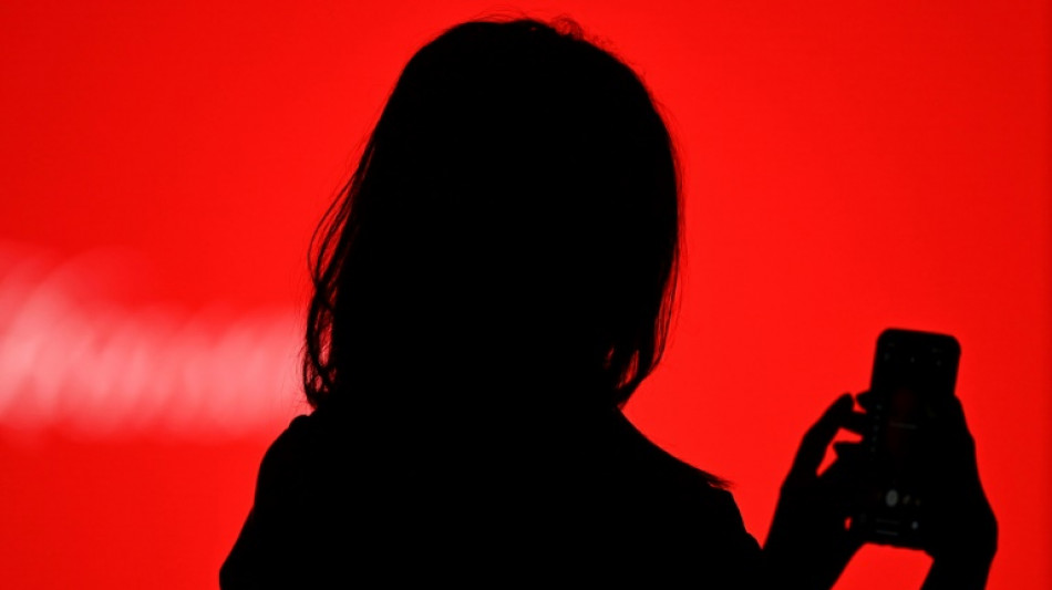 "Pr&egrave;s de la moiti&eacute;" de 310 influenceurs contr&ocirc;l&eacute;s par la R&eacute;pression des fraudes "en anomalie"
