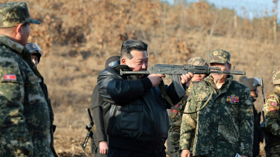 Cor&eacute;e du Nord: Kim brandit une arme lors de l'inspection d'une base d'entra&icirc;nement