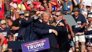 Trump vis&eacute; par des tirs et bless&eacute; lors d'un meeting