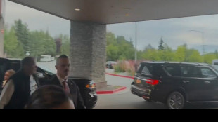 Lavrov arriva in Alaska indossando una felpa con la scritta Cccp