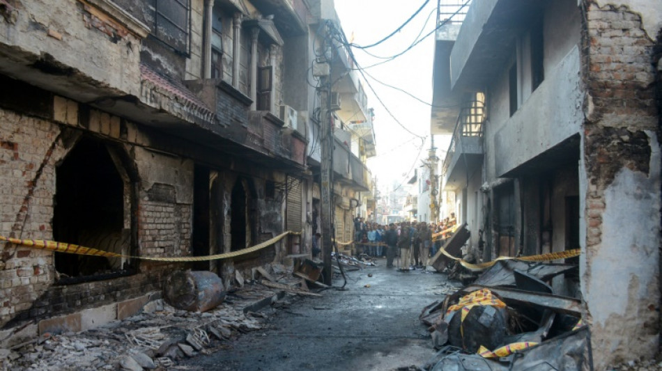 Mueren once personas en un incendio en una f&aacute;brica de pintura en India