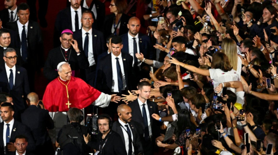 A Paris, des foules attendues sur les Champs-Elys&eacute;es pour la messe g&eacute;ante du pape