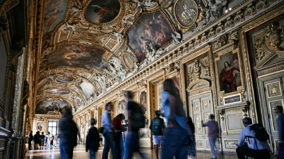 Galeria que sofreu assalto reabre no Louvre sem nada para roubar