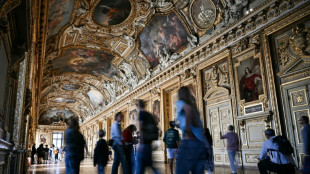 Galeria que sofreu assalto reabre no Louvre sem nada para roubar