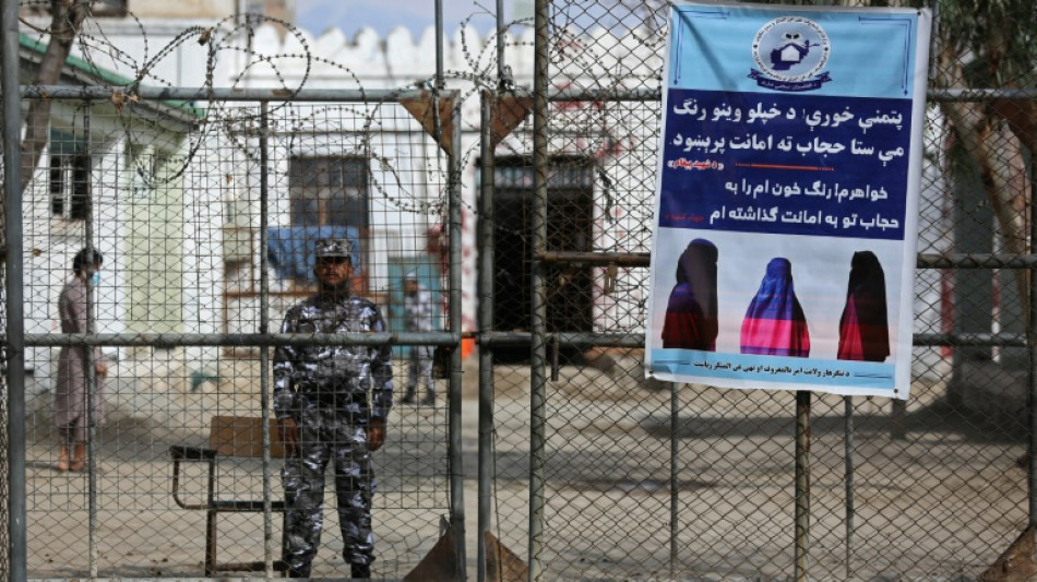 La prohibici&oacute;n a las mujeres de trabajar con la ONU es un "asunto interno", seg&uacute;n los talibanes