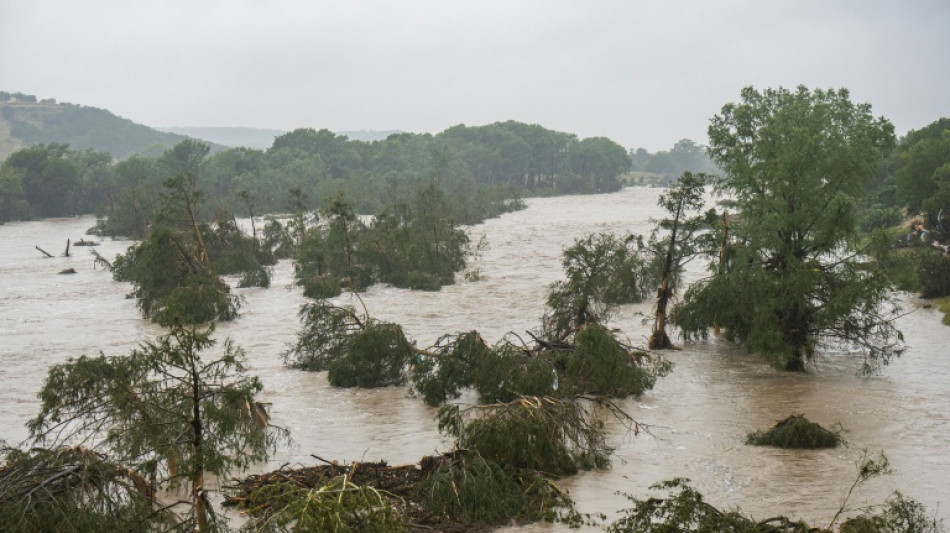 Inundaciones en Texas dejan al menos 13 muertos y buscan a 23 niñas