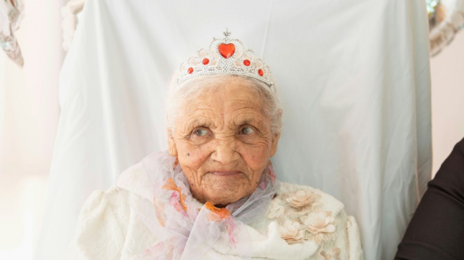 Con 118 a&ntilde;os, una sudafricana celebra estar entre los m&aacute;s longevos del mundo