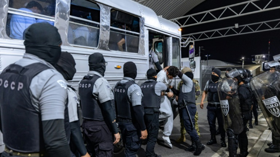 EEUU envió a El Salvador a 17 presuntos "criminales violentos" del Tren de Aragua y la MS-13